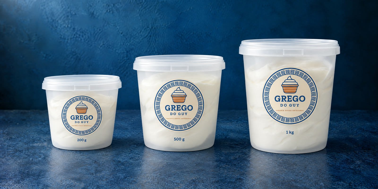 Potes de iogurte grego natural do Grego do Guy nos tamanhos 200 g, 500 g e 1 kg